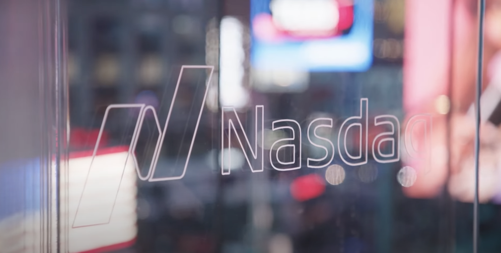 Logo Nasdaq sur une vitre
