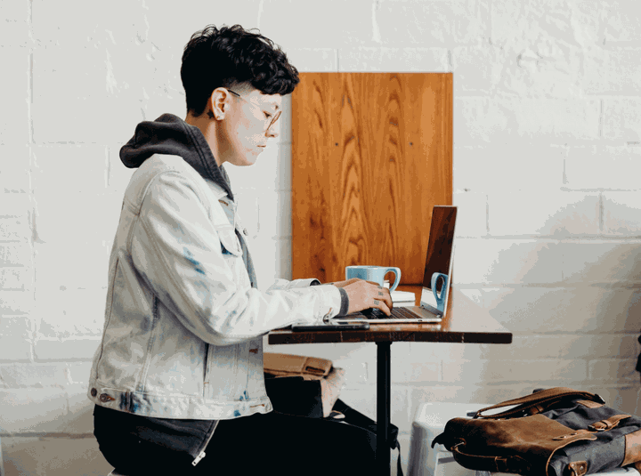 Les étapes du processus DevSecOps (planification, codage, compilation, test, release, déploiement, exploitation et surveillance) sont représentées par le symbole de l'infini qui chevauche le bouclier de sécurité (sécurité et conformité).